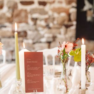Pauline & Mayeul 🤍

Pour leur jour J, nous avons imaginé une papeterie chaleureuse et délicate :
un menu aux teintes terre cuite, une typographie fine et lumineuse, des marque-places noués d’un ruban…

Chaque détail a été pensé pour s’harmoniser à l’ambiance du lieu, entre pierre brute, bougies et verrerie ancienne. Une table douce, élégante, où le papier devient émotion.

Parce que le jour J, la papeterie ne se regarde pas seulement… elle se vit ✨

Un immense merci à cette équipe talentueuse qui a sublimé cette journée :

Wedding planner : @juilletsoixante
Photographe : @carolinep.photographie
Lieu de réception : @manoir_de_la_begaudiere
Modèles : @nabiascova @mayeuloff
Make-up & coiffure : @claire.gilardeau.stmalo
Boutique de robes de mariée : @divinemariee.boutique
Costume homme : @marine.tailortrucks
Alliances : @bijouterie.soor.chateaugiron35
Fleuriste : @studiopollen_fleuriste
Magasin de décoration : @l_atelier_baroque
Décoratrice : @la.deco_event
Décoration : @mes.dames.jeannes
Vidéos : @julienmnch