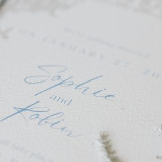 Les coulisses d’un flatlay parfait ✨

Un moment suspendu, où chaque détail de la papeterie prend vie sous l’objectif. Ce shooting, que j’ai co-organisé avec @les_bulles_demilie , a été l’occasion de créer un flatlay délicat, mettant en avant un faire-part élégant avec son argent à chaud et sa découpe raffinée, des fleurs fraîches, et une touche de fantaisie avec une doublure d’enveloppe personnalisée.

Derrière chaque photo, il y a des heures de préparation, de petits ajustements, et une attention particulière à la lumière et à la composition pour obtenir le résultat parfait. C’est un véritable jeu de patience et de créativité, où chaque élément trouve sa place pour raconter une histoire unique. 

Je suis tellement fière de ce projet et des magnifiques collaborations qui l’ont rendu possible. Hâte de partager ces images avec vous ! 💙

Venue @lehameaudemonpere
WP @les_bulles_demilie
Co-orga @brunecreationdesign
Photo @philibertbarelli_wedding
Video @maisondureve_films
Dress @tada_thedressmaker
Groom’s suit @esprit3pieces
MUAH @lilypassionbeaute
Jewelry @lachambreblanche
Rings @celinni_lyon_annecy
The couple @so_zynt
Flowers @floraflower___
Ceremony @justthewayyouare_ceremonielaic
Harpist @julie_harpiste
Mixology @mathias_cusset
Wedding cake @lepechemignonannecy
Content creator @getbusycontent