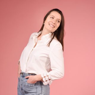 Moi, c’est Julie ✨

Créative, intuitive, et amoureuse des belles choses.
J’ai fondé Brune création pour imaginer des univers visuels qui ne ressemblent à personne d’autre. Des créations qui marquent, qui vibrent, qui racontent vraiment quelque chose.
💌 Papeterie sur-mesure pour vos moments uniques 🎨 Identités visuelles & supports de com’ pour les marques qui osent
 Chaque projet est pensé comme une pièce singulière, avec du caractère, du cœur et du sens.

Mon moteur ? L’humain, l’émotion, l’énergie. Mon style ? Audacieux, sensible, avec ce petit twist en plus. Ma mission ? Créer du beau qui a du sens et qui vous ressemble vraiment.

Bienvenue dans mon univers ☀️

Envie de créer ensemble ? Écris-moi en mp ou passe par le lien en bio ✨

📸 @uninstantdebonheur74