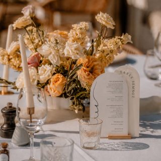 Une papeterie élégante et raffinée, imaginée pour le mariage de Céline & Yaël, célébré à la @maison_boho_talloires, sur la baie de Talloires. 🤍

Inspirée des paysages emblématiques d'Annecy, cette création mêle lignes épurées, typographie délicate et détails intemporels pour sublimer leur journée.

Merci à Céline & Yaël pour leur confiance. ✨

Lieu: @maison_boho_talloires
Photographe: @dmk.destinationart
Vidéaste : @poulard_alex
Boat : @croisiere_des_alpes
Robe: @justinalexander
Bridal boutique: @oscarlettparisannecynogent
Costume : @blandindelloye.mariage
Hair stylist: @studiobrume74
Makeup artist: @melodie_beautystudioannecy
Fleuriste : @lesfougeresbrunes
Bijoux : @atelierjeanjacquesbonnet @zeina_alliances
Bride: @celinefch