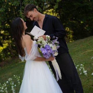 Il y a des mots que l’on garde précieusement toute une vie. 🤍

Pour leur grand jour, Amandine & Tom ont choisi d’écrire leurs vœux dans des livrets pensés pour traverser le temps. Un écrin délicat pour accueillir les promesses, les émotions et les souvenirs de cet instant unique.

Merci à Amandine & Tom pour leur confiance 💍

Retraite créative @coeurs.en.scene 
Fondatrice, DA & photographe @sophie.vanderharst
Co-fondateur @theoescarnot
Wedding Planner @perloriawedding
@amandine_grappe @tom_svgt
Floral Design @palaisdeden
Art de la Table @maisonmsix
Robe @signature.ora
Bijoux @pm__atelier
Content creator @weddingcontentbyjuliette
Duo vidéaste @endless.photo.film