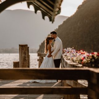 Pour le joli mariage de Céline et Yael, j’ai eu le plaisir de créer une papeterie sur mesure, pensée en harmonie avec l’ambiance douce et naturelle de cette journée si particulière.

Un plan de table élégant pour guider les invités.
Des marques-places personnalisés pour apporter cette petite attention qui fait toute la différence ✨

Merci à Céline et Yael pour leur confiance et pour m’avoir permis de contribuer à ces précieux souvenirs. 💛

Quelle est votre pièce de papeterie préférée lors d’un mariage ? ✨

Lieu: @maison_boho_talloires Photographe: @dmk.destinationart Vidéaste : @poulard_alex Boat : @croisiere_des_alpes
Robe: @justinalexander Bridal boutique: @oscarlettparisannecynogent Costume : @blandindelloye.mariage Hair stylist: @studiobrume74 Makeup artist: @melodie_beautystudioannecy Fleuriste : @lesfougeresbrunes Bijoux : @atelierjeanjacquesbonnet @zeina_alliances Bride: @celinefch