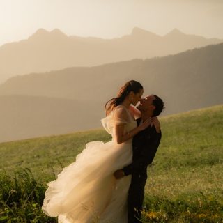 S’enfuir à deux, au cœur des montagnes. 🤍

Pour cet elopement, chaque détail a été pensé avec douceur : des fleurs délicates, une table baignée de lumière et une papeterie imaginée comme le fil rouge de cette journée hors du temps.

Parce que même lorsque l’on choisit de se dire oui loin de tout, les petits détails restent ceux que l’on garde précieusement. ✨

Retraite créative @coeurs.en.scene 
Fondatrice, DA & photographe @sophie.vanderharst
Co-fondateur @theoescarnot
Wedding Planner @perloriawedding
Modèle femme @amandine_grappe
Modèle homme @tom_svgt
Floral Design @palaisdeden
Art de la Table @maisonmsix
Robe @signature.ora
Bijoux @pm__atelier
Papeterie @brunecreationdesign
Content creator @weddingcontentbyjuliette
Duo vidéaste @endless.photo.film

• papeterie mariage, papeterie sur mesure, elopement, mariage intimiste, mariage montagne, faire-part mariage, wedding stationery, destination wedding France •